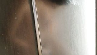 La mia troia che si depila la figa in doccia