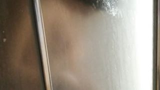 Anteprima del video: La mia troia che si depila la figa in doccia