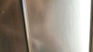 La mia troia che si depila la figa in doccia