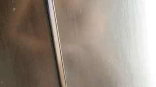 La mia troia che si depila la figa in doccia