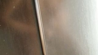 La mia troia che si depila la figa in doccia