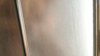 La mia troia che si depila la figa in doccia