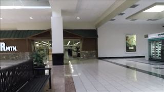 Sporcata di sborra in pubblico