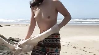 Bellissima fighetta si mostra in spiaggia