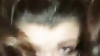 Maliziosa ragazza coi codini succhia