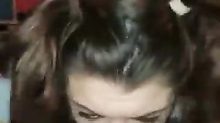 Maliziosa ragazza coi codini succhia