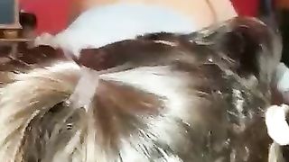 Maliziosa ragazza coi codini succhia