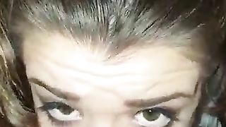 Maliziosa ragazza coi codini succhia