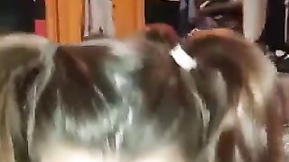 Maliziosa ragazza coi codini succhia