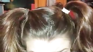 Maliziosa ragazza coi codini succhia