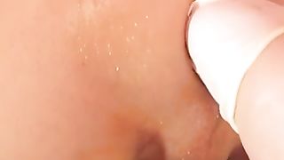 Bionda fista e si fa sborrare sulle tette