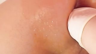 Bionda fista e si fa sborrare sulle tette