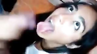 Studentessa bruna aspetta la sborra