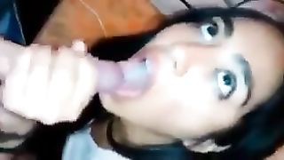 Studentessa bruna aspetta la sborra