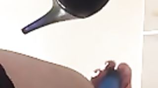 Si trapana il buco del culo con un dildo