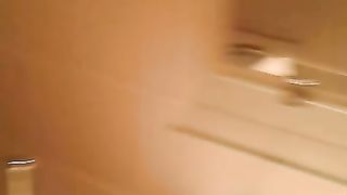 Nudo in bagno prima di scopare