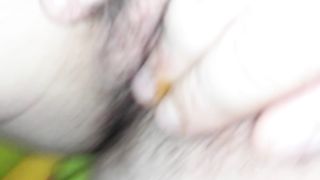 Mia moglie mentre le accarezzo la figa pelosa