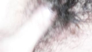 Mia moglie mentre le accarezzo la figa pelosa