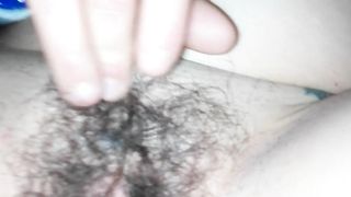 Mia moglie mentre le accarezzo la figa pelosa
