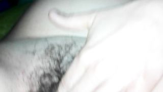 Mia moglie mentre le accarezzo la figa pelosa