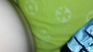 Mia moglie mentre le accarezzo la figa pelosa