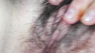 Mia moglie mentre le accarezzo la figa pelosa