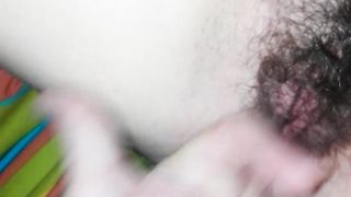 Mia moglie mentre le accarezzo la figa pelosa