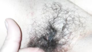 Mia moglie mentre le accarezzo la figa pelosa