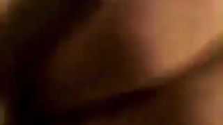 Si masturba con le mutandine sporche