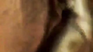 Si masturba con le mutandine sporche