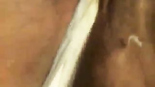 Si masturba con le mutandine sporche