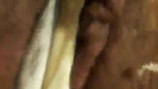 Si masturba con le mutandine sporche