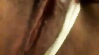 Si masturba con le mutandine sporche