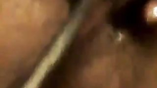 Si masturba con le mutandine sporche