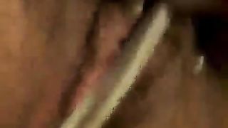 Si masturba con le mutandine sporche