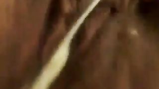 Si masturba con le mutandine sporche