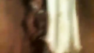 Si masturba con le mutandine sporche