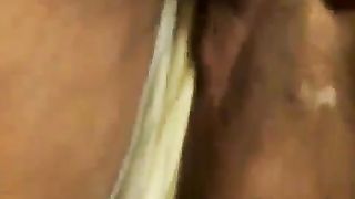 Si masturba con le mutandine sporche