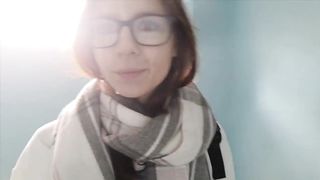 Studentessa esibizionista esce da casa con la faccia sborrata