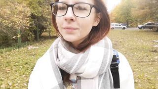 Studentessa esibizionista esce da casa con la faccia sborrata