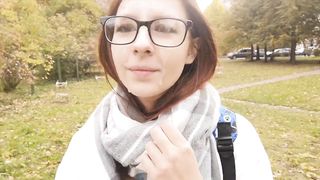 Studentessa esibizionista esce da casa con la faccia sborrata