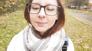 Studentessa esibizionista esce da casa con la faccia sborrata