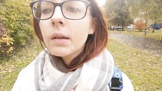 Studentessa esibizionista esce da casa con la faccia sborrata