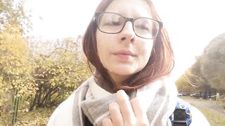 Studentessa esibizionista esce da casa con la faccia sborrata