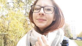 Studentessa esibizionista esce da casa con la faccia sborrata