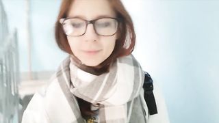 Studentessa esibizionista esce da casa con la faccia sborrata