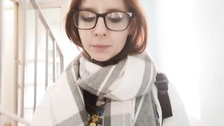 Studentessa esibizionista esce da casa con la faccia sborrata