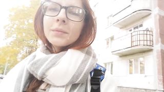 Anteprima del video: Studentessa esibizionista esce da casa con la faccia sborrata