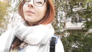 Studentessa esibizionista esce da casa con la faccia sborrata