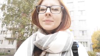 Studentessa esibizionista esce da casa con la faccia sborrata